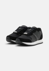 Czarne sneakersy z połączeniem zamszu i materiałów syntetycznych, z teksturowanym panelem bocznym, czarnymi sznurówkami i białą gumową podeszwą.