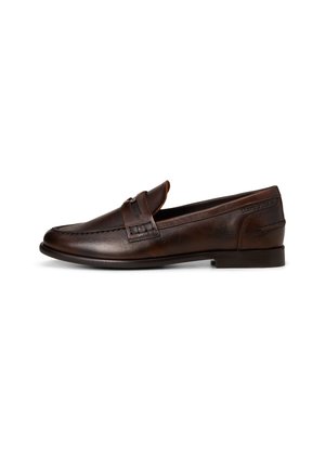 Mocassin en cuir marron foncé pour homme avec un petit talon et une bride décorative sur le cou-de-pied, vu de profil sur fond blanc.