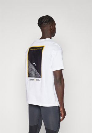 NAT GEO AEROREADY GRAPHIC - T-shirt de sport - white