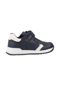Sneaker blu navy con una striscia in velcro, caratterizzato da una tomaia in pelle liscia e accenti bianchi. Design con punta arrotondata e suola ammortizzata.