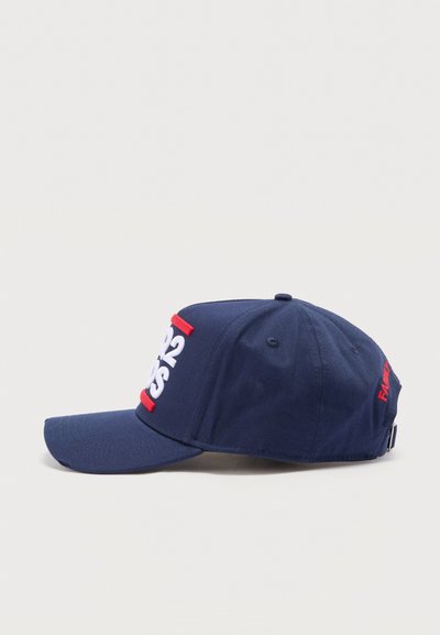 Casquette de baseball bleu marine avec broderie "1922" en blanc et rouge à l'avant et texte rouge "FALCON" sur le côté, bride réglable à l'arrière.