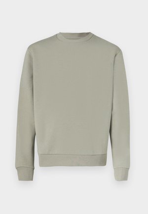 Hellgrauer Pullover mit Rundhalsausschnitt, gerippten Bündchen und Saum. Glatte Textur mit minimalistischem Design und ohne sichtbare Muster oder Verzierungen.