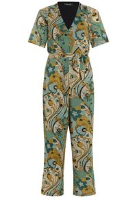 Mono con estampado floral, diseño cruzado, mangas cortas y cintura con cinturón. Presenta colores verde, amarillo y azul sobre una tela texturizada.