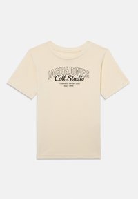Bežinis trumpomis rankovėmis medvilninis marškinėlis su juodu spaudis tekstu "JACK & JONES Coll. Studio", apvaliu kaklu ir tiesiu apdailos kraštu.