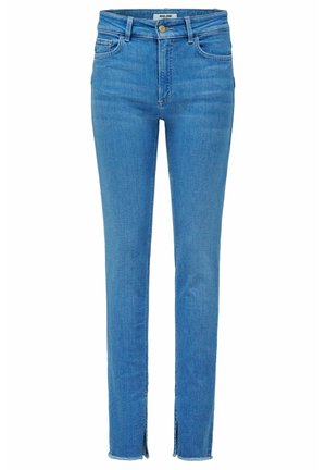 Jean skinny bleu clair avec poches avant, passants pour ceinture, fermeture par bouton et petites fentes aux ourlets inférieurs.