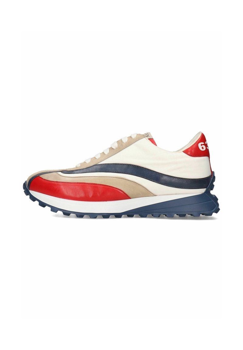 Scarpa da corsa con tomaia bianca e dettagli rossi, blu navy e beige, suola in gomma testurizzata e lacci rotondi per una vestibilità sicura.