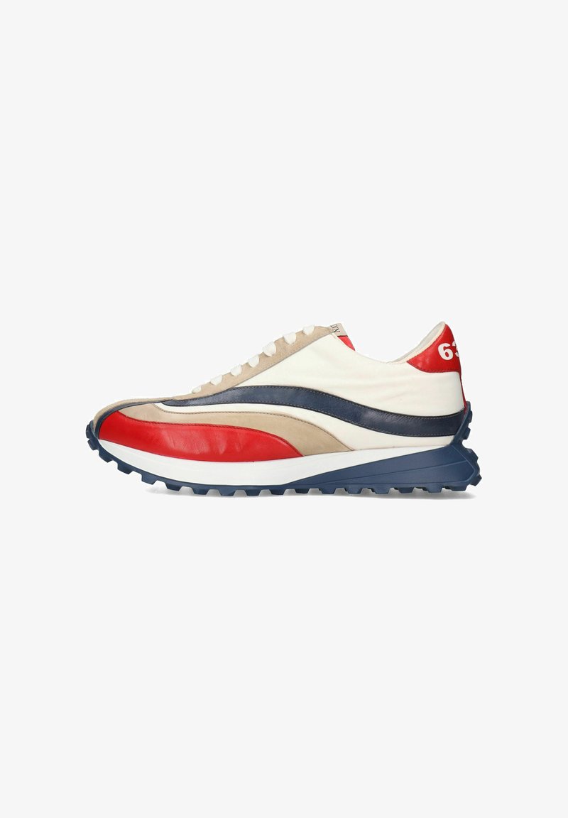 Zapatilla de correr con parte superior blanca y detalles en rojo, azul marino y beige, suela de goma texturizada y cordones redondos para un ajuste seguro.