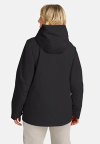 Veste noire imperméable avec capuche, en tissu extensible et coupe décontractée. Elle possède des manches longues et un ourlet droit pour le confort et la facilité.