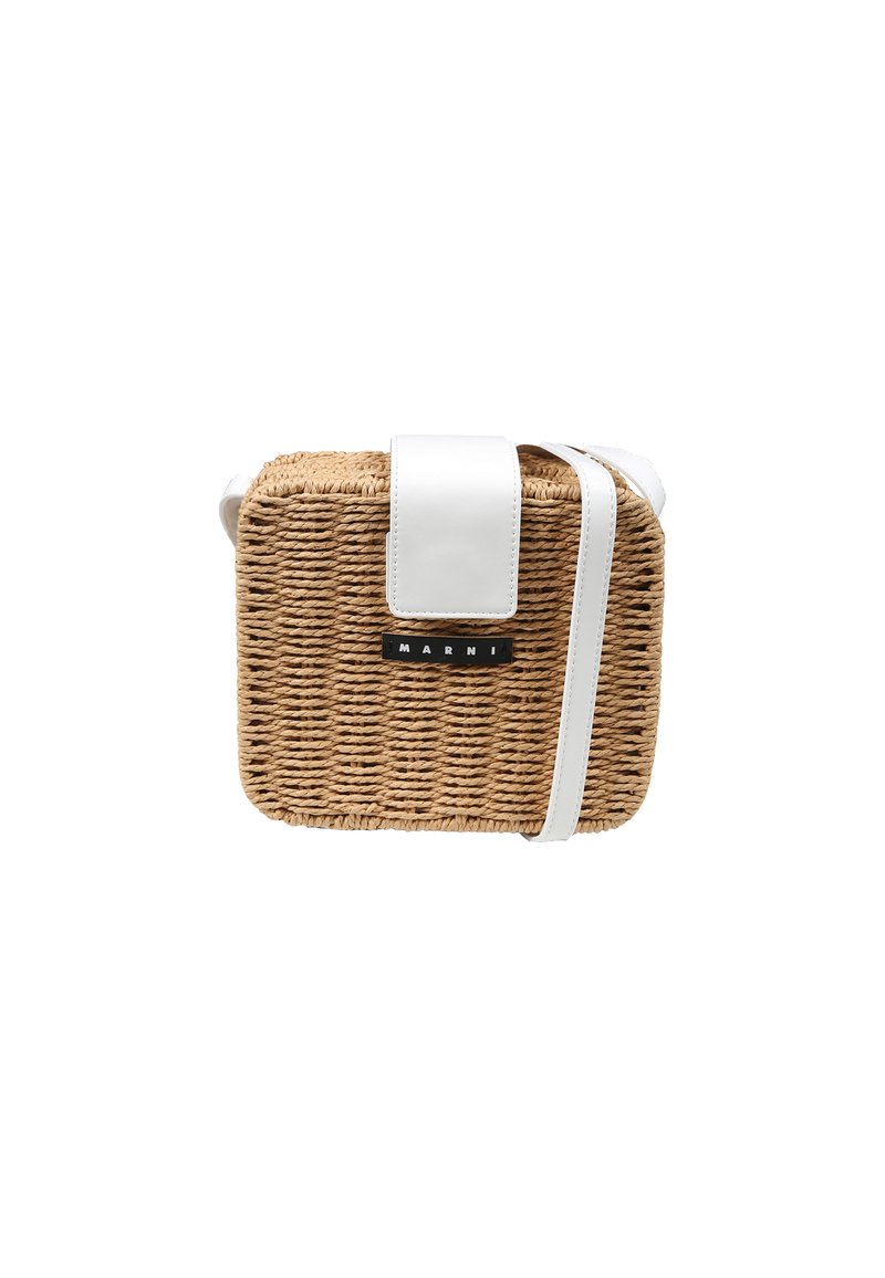 Borsa a tracolla in paglia intrecciata con forma rettangolare, tracolla e patta in pelle bianca e un'etichetta nera con marchio.