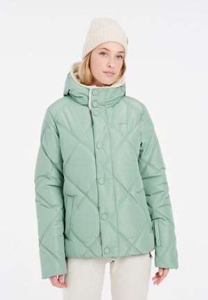 Gevoerde mintgroene jas met een ruitpatroon, een capuchon met nepbont en knoopsluiting. Vergezeld van een crèmekleurige gebreide beanie.