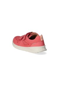Chaussure de sport rose avec une texture lisse, équipée de bandes Velcro, d'une semelle en caoutchouc blanche et de détails latéraux perforés pour la respirabilité.