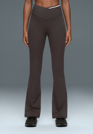OYSHO, FLARE COMFORTLUX TROUSERS WITH A V-SHAPED WAISTBAND - Pantalon classique - dark grey