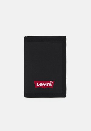 Carteira de tecido preto com o logótipo vermelho "Levi's", apresentando um design curvado. Inclui bordas costuradas e uma forma compacta e dobrável para fácil transporte.
