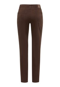 Pantalons marron slim fit avec une texture lisse, dotés de deux poches arrière et d'un détail logo sur la ceinture. Conçus pour un ajustement moderne.