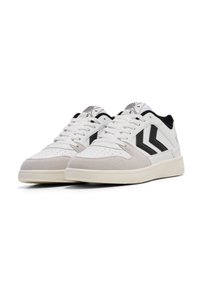 Witte en lichtgrijze sneakers van suede en leer, met zwarte accentstrepen en een geperforeerd teendesign. Rubberen zool.