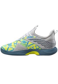 Stylová sportovní obuv s multicolor designem v modré, žluté a šedé barvě, s lehkým textilním svrškem a strukturovanou gumovou podrážkou.