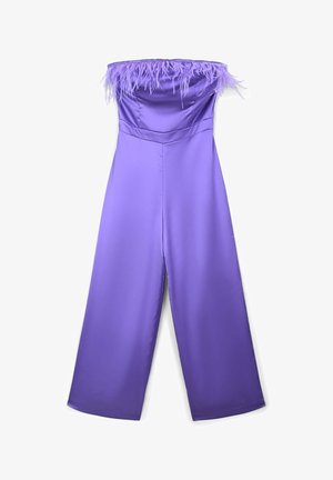 Tuta in satin viola con scollatura a spalle scoperte e rifiniture in piume. Design a gamba ampia con texture liscia.