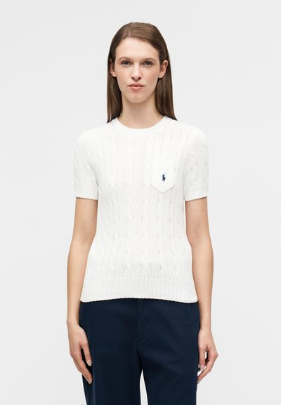 Λευκό πουλόβερ με κοντά μανίκια και πλέξη καλωδίου, με στρογγυλή λαιμόκοψη και τσέπη στο στήθος, στολή με μικρό ναυτικό λογότυπο στην τσέπη.