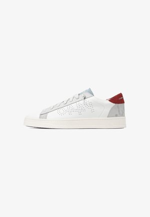 Zapatilla blanca de perfil bajo con acentos gris claro, patrón lateral perforado, lengüeta azul claro y talón de ante rojo sobre suela blanca.