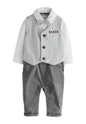 Chemise blanche à manches longues avec gilet gris boutonné, nœud papillon assorti et pantalon gris retroussé pour bébé ou tout-petit.