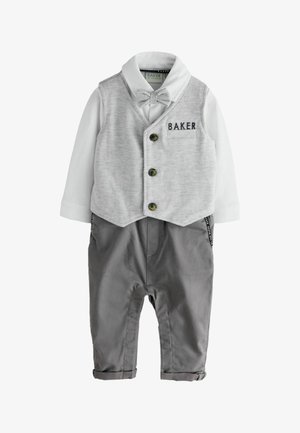 Langärmliges weißes Hemd mit grauer, geknöpfter Weste, passender Fliege und grauer hochgekrempelter Hose für ein Baby oder Kleinkind.