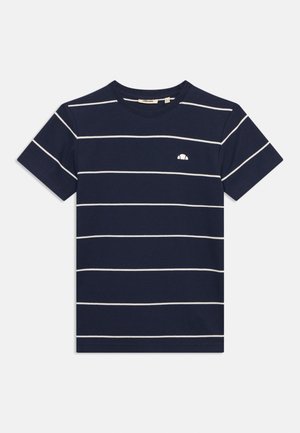 Μπλε σκούρο κοντομάνικο T-shirt με λεπτές λευκές οριζόντιες ρίγες και μικρό λευκό λογότυπο στο αριστερό στήθος.