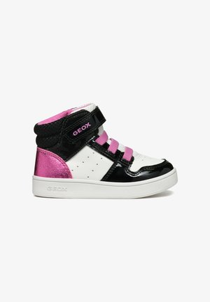 Zapatilla alta en negro, blanco y rosa, con cuero sintético brillante y un acento rosa brillante, con correa de velcro y un diseño de cordones en contraste.