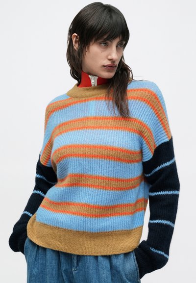Ριγωτό πλεκτό πουλόβερ με στρογγυλή λαιμόκοψη. Διαθέτει ρίγες σε ανοιχτό γαλάζιο, πορτοκαλί και καφέ, με σκούρα μπλε ριμπ μανίκια σε αντίθεση.