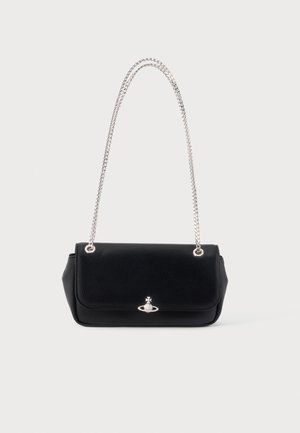 Sac à épaule en cuir noir avec bandoulière en chaîne argentée et petite fermeture sphérique argentée au centre devant.