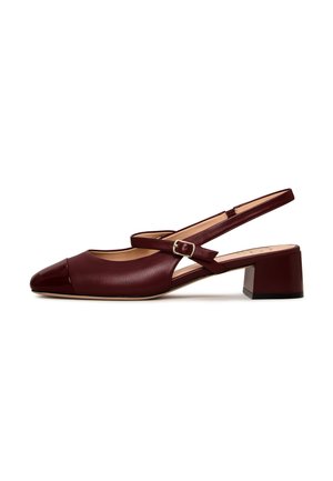 Burgundy kožené slingback boty s špičatou špičkou, nízkým blokovým podpatkem, designem s křížovým popruhem a lesklým detailem na špičce.