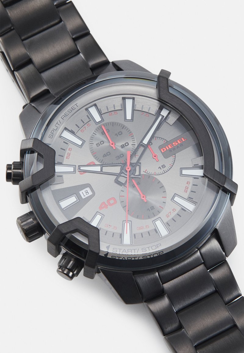 Schwarze Edelstahl-Chronographen-Uhr mit grauem Zifferblatt, roten Akzenten und mehreren Ziffernblättern. Sie verfügt über auffällige Stundenmarker und ein strukturiertes Armband.