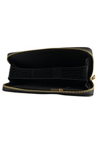 Svart zip-around plånbok med guld detaljer, som har flera kortfack och en slät insida; tillverkad av texturerat syntetmaterial.