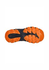 Sko sula i svart med orange detaljer, med ett strukturerat mönster för dragkraft, med spår och upphöjda sektioner för grepp.