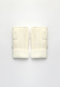 Białe dzianinowe rękawiczki bez palców o prążkowanej fakturze, z miękkim wykończeniem na górze i małymi okrągłymi akcentami w okolicy nadgarstka.