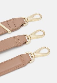 Tre beige läderremmar med guldfärgade spännen, med stickningsdetaljer och präglad "Valentino"-logotyp på spännena.