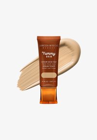 Serum hudton i en tub med ett orange-brunt lock, med en ljus beige produktprov bredvid. Innehåller 45 mL. Slät konsistens.