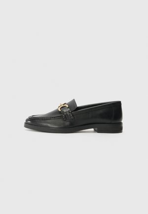 Sorte lærloafers med et gullhardwareakent, rund tå, stikkingdetaljer og lav hæl. Smooth tekstur og klassisk design.
