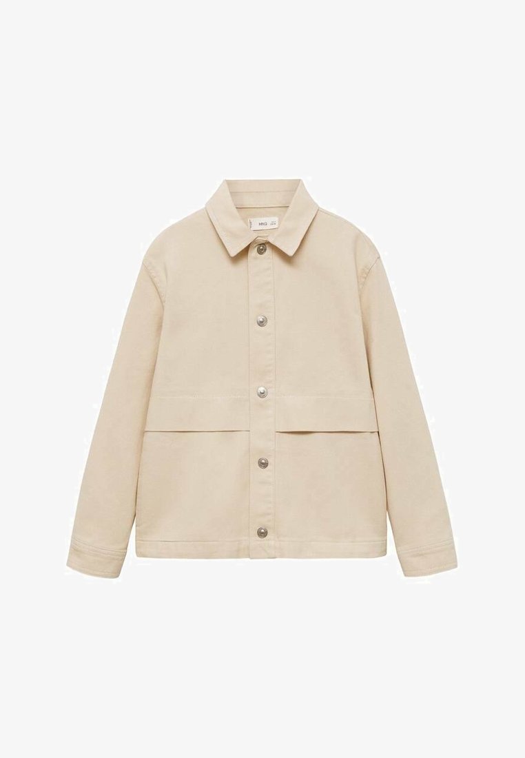 Svetlo bež jakna s ovratnikom, z gumbastim zapiranjem, dvema velikima sprednjima žepoma in dolgimi rokavi, narejena iz gladkega materiala.