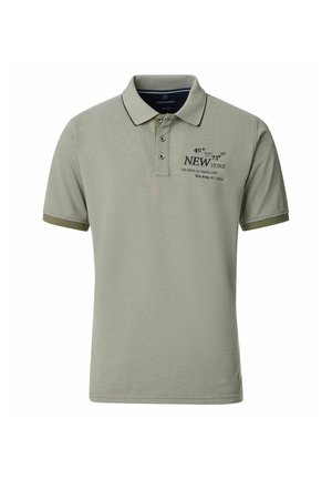 Khakigrünes Poloshirt aus Baumwolle, mit Kragen, zwei Knopfverschluss und marineblauen Akzenten. Der Text lautet "NEW YORK" mit Koordinaten.