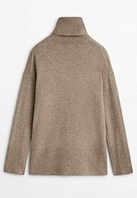 Brązowy sweter z długim rękawem i golfem, z prążkowanym kołnierzem, mankietami i dołem, pokazany od tyłu na białym tle.