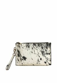 Kabelka z černobílé tečkované kravské kůže s zipovým uzávěrem, vybavená zápěstním popruhem a zlatým kováním. Hladký povrch.