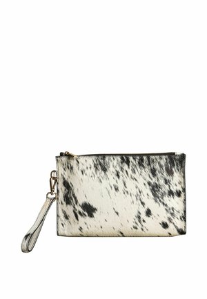 Kabelka z černobílé tečkované kravské kůže s zipovým uzávěrem, vybavená zápěstním popruhem a zlatým kováním. Hladký povrch.