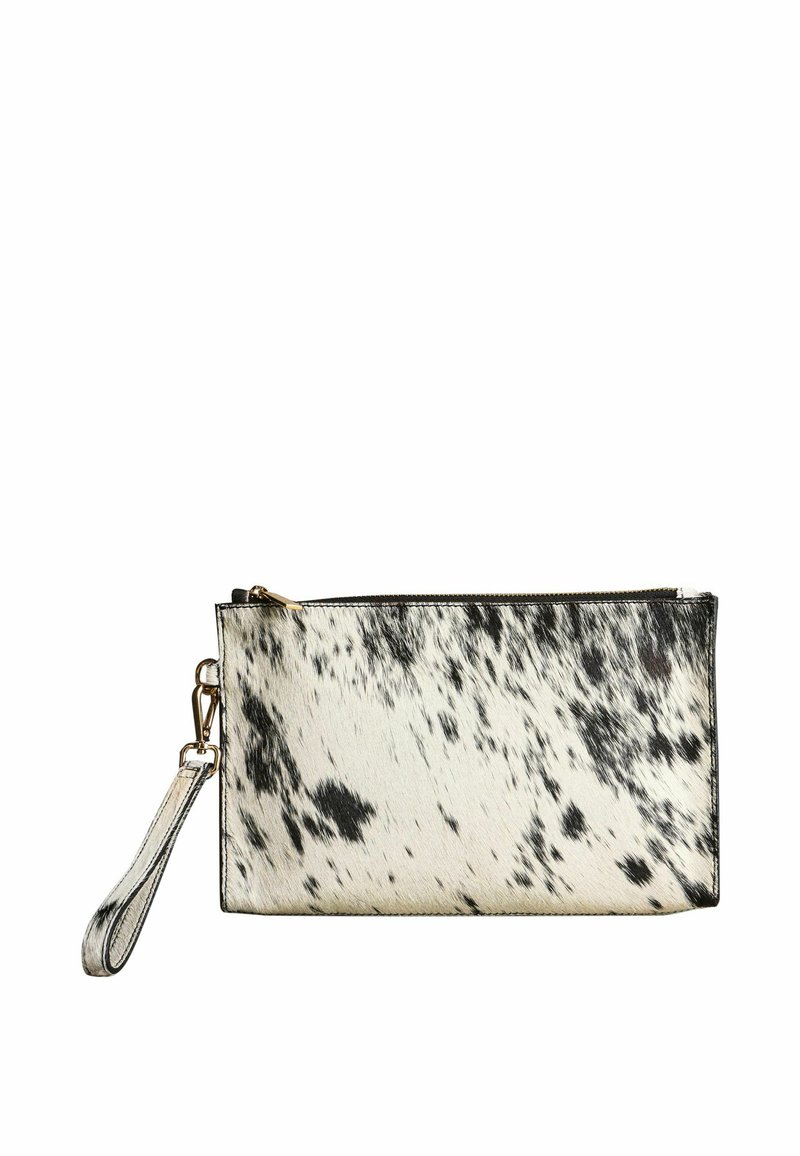 Kabelka z černobílé tečkované kravské kůže s zipovým uzávěrem, vybavená zápěstním popruhem a zlatým kováním. Hladký povrch.