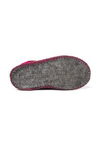 Suola di pantofole in feltro grigio, con una superficie texturizzata e un bordo in rosa cucito lungo i lati. Design minimale senza motivi o decorazioni.