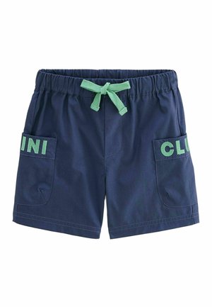 Shorts bleu marine à taille élastique, cordon de serrage vert, avec des poches étiquetées "MINI" à gauche et "CLUB" à droite.