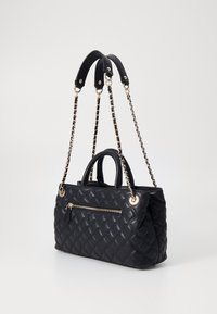 Borsa a tracolla nera quilted con doppi manici corti e una lunga catena. Presenta una tasca frontale con zip e rifiniture in pelle liscia. Decorazioni in hardware dorato.