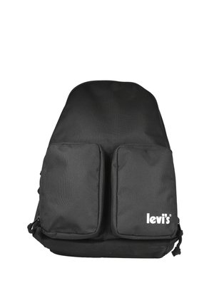 Mochila negra Levi's con dos bolsillos frontales con cremallera, forma rectangular y logo blanco de Levi's en el bolsillo inferior derecho.