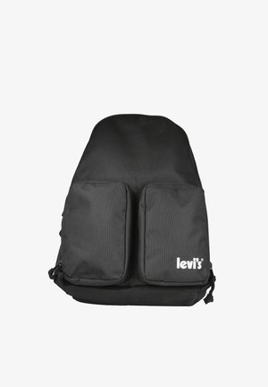 Mochila negra Levi's con dos bolsillos frontales con cremallera, forma rectangular y logo blanco de Levi's en el bolsillo inferior derecho.