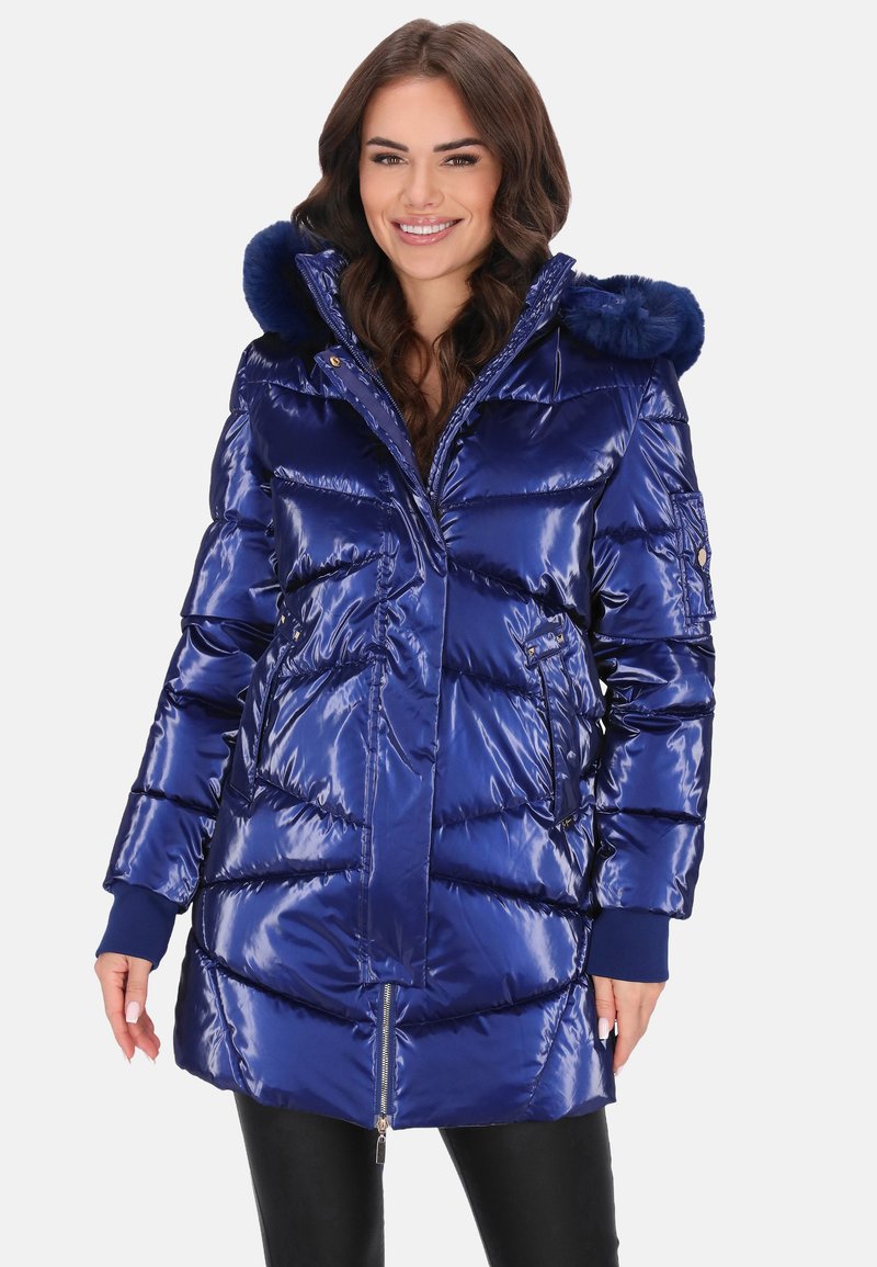 Sötétkék, fényes hatású steppelt kabát kapucnival, amely műszőrmével díszített, cipzáros záródású, és oldalán különleges varrásmintával ellátott zsebek találhatók.