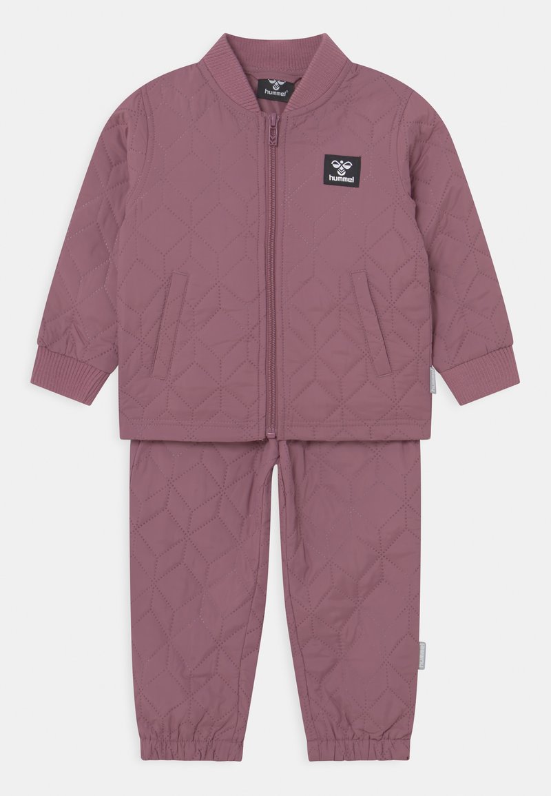 Lila quiltad jacka och byxset med dragkedja framtill, elastiska muddar, två sidofickor och en logotypklistermärke på jackan.